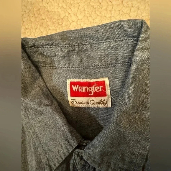 Wrangler Men's Short Sleeve Button up Curved Hem Double‎ Pocket Shirt size Large - Picture 3 of 4